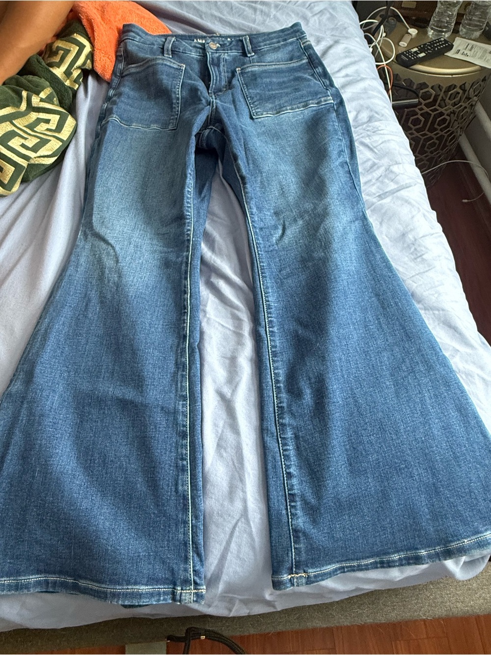 American Eagle Outfitters Women's Blue Flare Jeans - Mid Wash